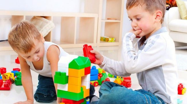 Kids-plying-with-toys بازی فعالیت مهم کودکان