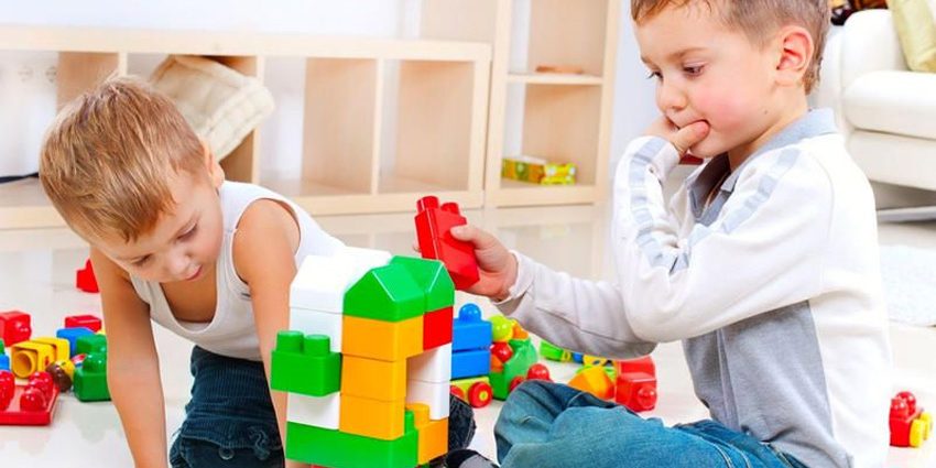 Kids-plying-with-toys بازی فعالیت مهم کودکان