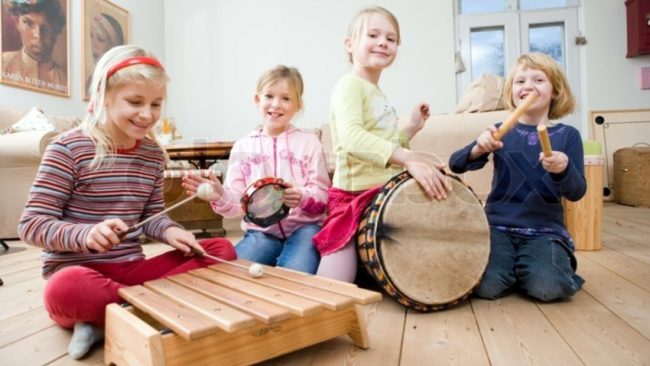 child-paly-music تاثیر موسیقی بر کودکان