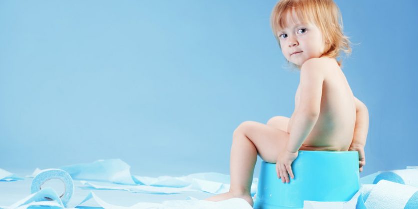 kids-and-water-closet گرفتن بچه از پوشک