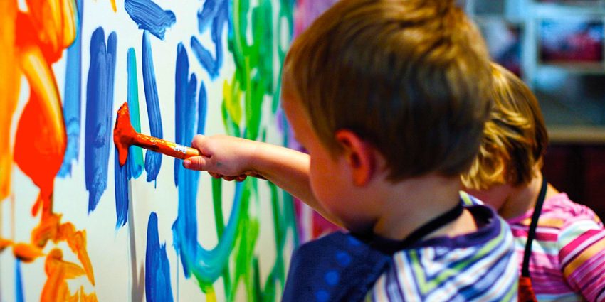 kids-are-painting1 روانشناسی رنگها در کودکان