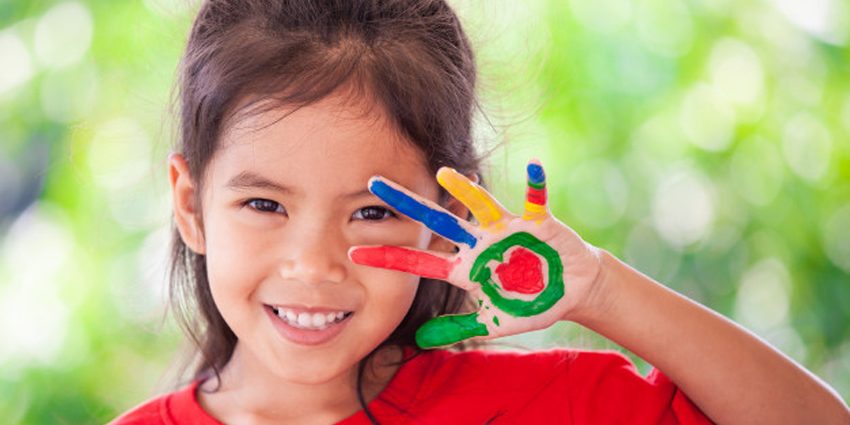 kids-paly-with-color رنگ بازی کودکان مهم یا بیهوده؟