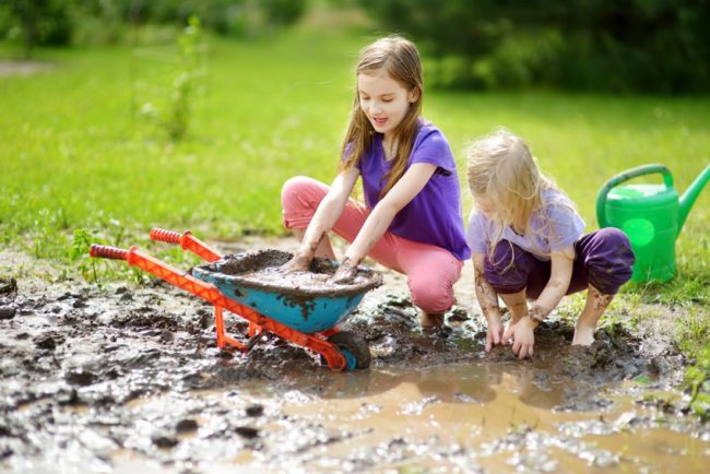 kids-play-in-mud بازی با گل
