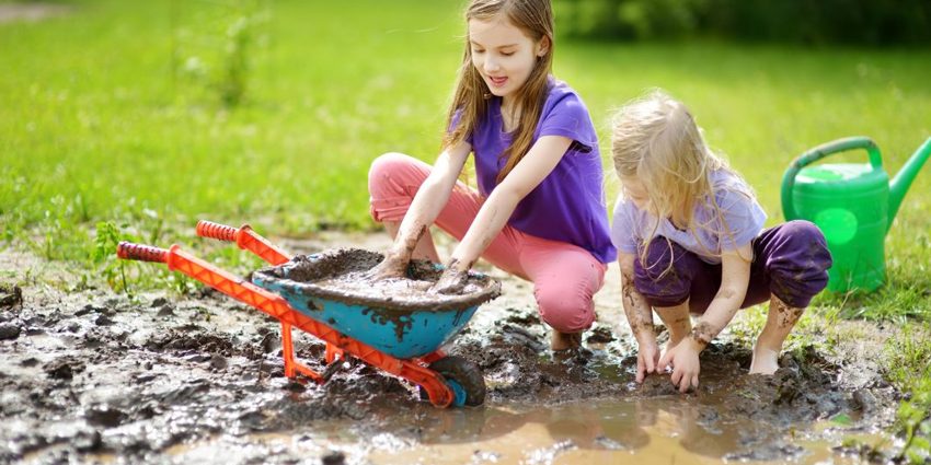 kids-play-in-mud بازی با گل