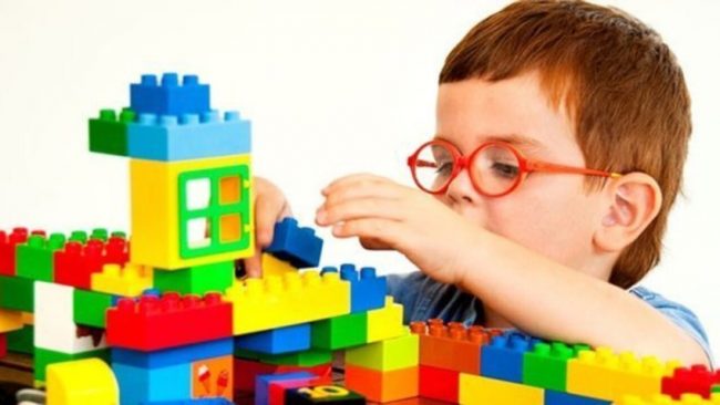 kids-play-lego فواید لگو برای کودکان