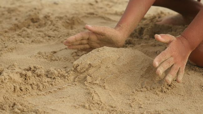 kids-play-with-sands-1 شن بازی کودکان
