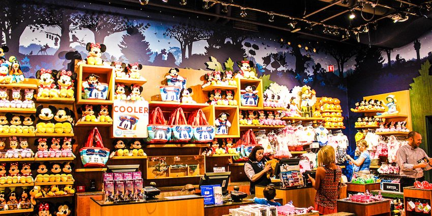 kids-toy کودک و اسباب بازی هایش