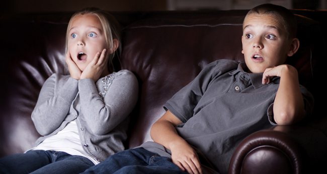 kids-watching-wrong-movie تلویزیون نگاه کردن کودکان