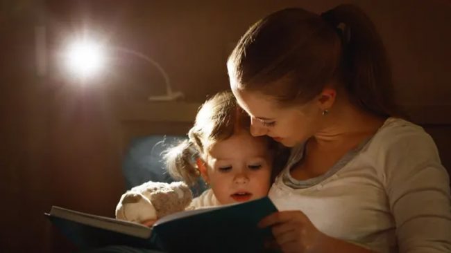 parents-read-book خواندن قصه تکراری برای کودکان