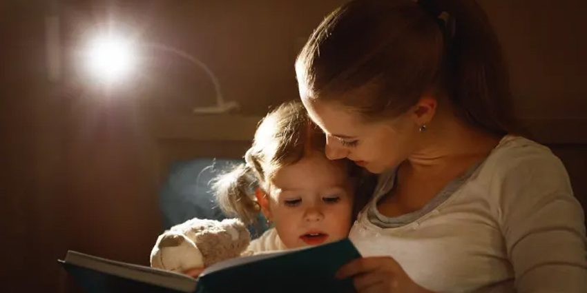 parents-read-book خواندن قصه تکراری برای کودکان