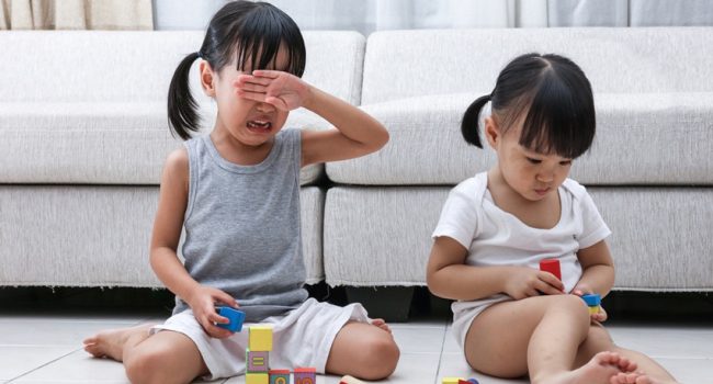 sibling-fight-together دعوای کودکان خانه