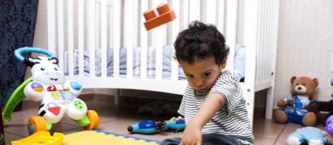 throwing objects 1 پرتاب اشیا توسط کودک