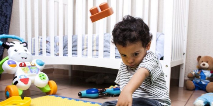 پرتاب اشیا توسط کودک