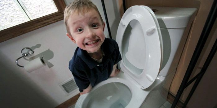 baby-going-bathroom-1 دستشویی رفتن کودک