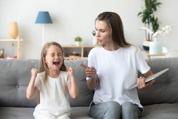 روش برخورد والدین با جیغ زدن